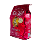 قهوه لوکافه پولچینلا قهوه لوکافه پولچینلا (Pulcinella) که به عنوان “قهوه جوکر” نیز شناخته می‌شود، یکی از خاص‌ترین محصولات برند لوکافه است که برای دوستداران قهوه‌ای با انرژی بالا طراحی شده است. این محصول که به دلیل میزان بالای کافئین، نام “جوکر” را به خود اختصاص داده است، می‌تواند انتخابی فوق‌العاده برای شروع یک روز پرانرژی یا بازیابی نیرو در میانه روز باشد. این محصول در بسته‌بندی‌های استاندارد 700 گرمی و پاد های ۶ گرمی با قطر ۴۴ میلی متر عرضه شده و قابل استفاده در دستگاه‌های اسپرسوساز پاد، موکاپات و فرنچ پرس است. طعم خاص و دانه‌های قهوه با کیفیت آن، این محصول را به انتخابی عالی برای قهوه حرفه‌ای تبدیل کرده است.